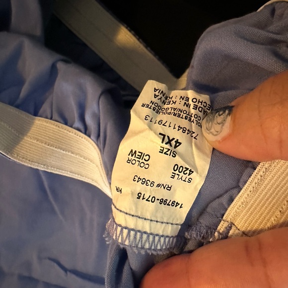 4 piece scrub set EUC 3 bottoms and a scrub jacket. - Picture 3 of 10